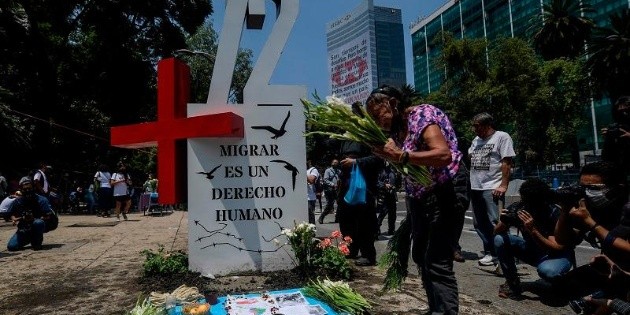 Recuerdan con antimonumento la masacre de 72 migrantes en Tamaulipas