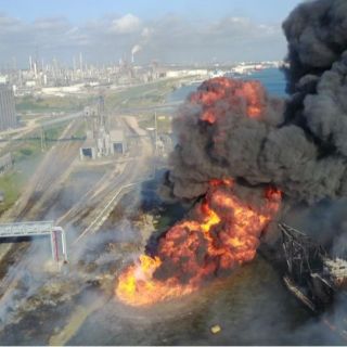 Recuperan dos cuerpos tras explosión de buque en Texas