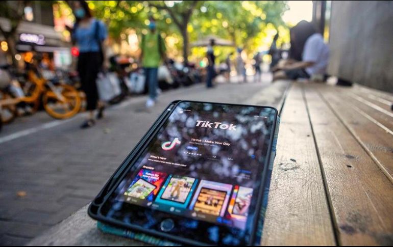 Vista de la aplicación TikTok en una tablet en Shanghái, China. EFE/ALEX PLAVEVSKI