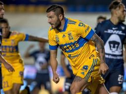 Andre Gignac (c), de Tigres, festeja una anotación ante Pumas durante el partido correspondiente a la jornada 6 del Torneo Guardianes 2020. EFE/M. Sierra