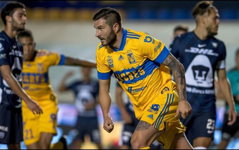 Andre Gignac (c), de Tigres, festeja una anotación ante Pumas durante el partido correspondiente a la jornada 6 del Torneo Guardianes 2020. EFE/M. Sierra