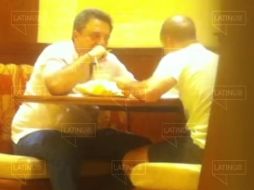 La denuncia será por el video que se difundió donde se muestra a David León dando paquetes de dinero a Pío López Obrador, señalando que es para apoyar al Presidente Andrés Manuel.  YouTube /  Latinus_us