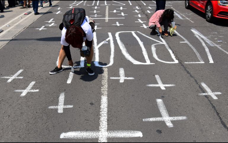 Manifestantes recordaron ayer a los 72 migrantes asesinados, durante un acto de protesta frente a la embajada de EU en Ciudad de México. EFE/J. Núñez