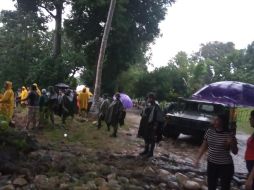 La Sedena informó que aplicó el Plan DN-III-E en Bochil, después de un derrumbe que ocurrió a la altura del poblado Puerto Caté. TWITTER / @pcivilchiapas