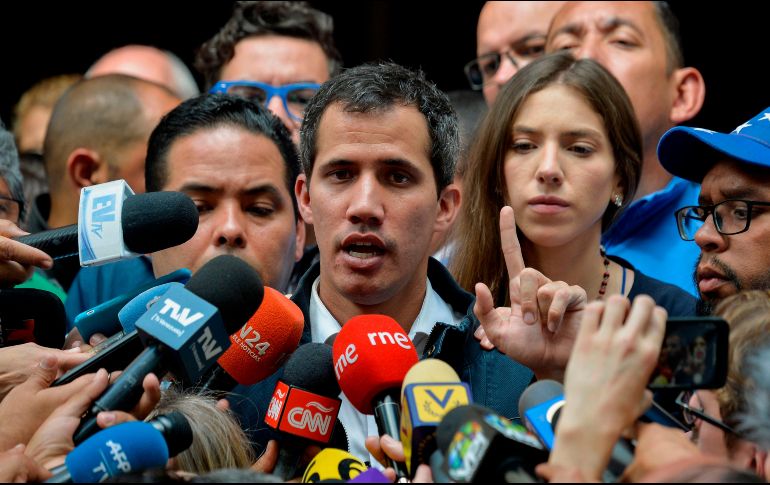 Maduro también dijo que las encuestas reflejan que la mayoría de la población rechaza a Guaidó (foto).  AFP / ARCHIVO