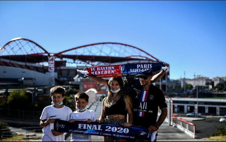 Seguidores del PSG esperan la llegada de su equipo. AFP / P. De Melo Moreira