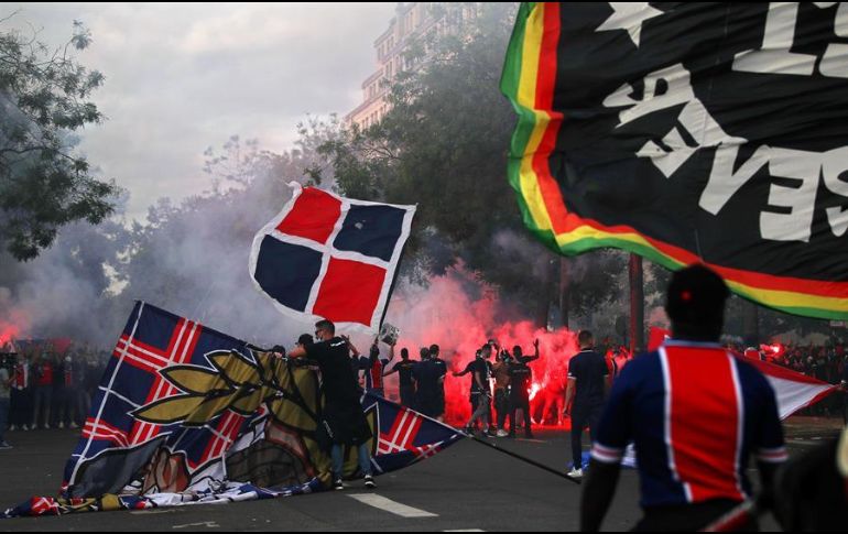 Seguidores del Paris Saint-Germain vitorean fuera del estadio 'Parc de Princes'. EFE / M. Badra