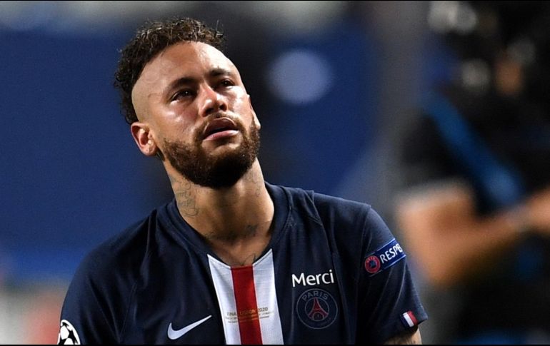 Neymar no pudo evitar el llanto tras la derrota del PSG. EFE / D. Ramos