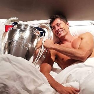 Robert Lewandowski "durmió" con el trofeo de la Champions