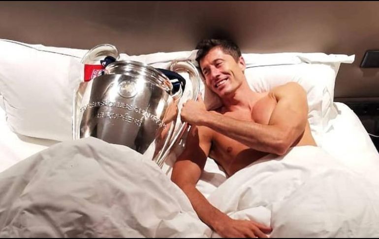 Lewandowski pasó cómodo la noche, junto al trofeo de la Champions League. INSTAGRAM / @_rl9