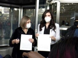 Xóchitl Gálvez (i) y Kenia López (d) frente a una de las sedes de la Fiscalía en la Ciudad de México. TWITTER@kenialopezr