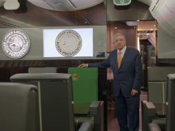 A bordo del avión presidencial, AMLO promociona los "cachitos" para la rifa