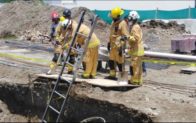 Elementos de Protección Civil y Bomberos de Zapopan rescataron el cuerpo de la víctima. ESPECIAL