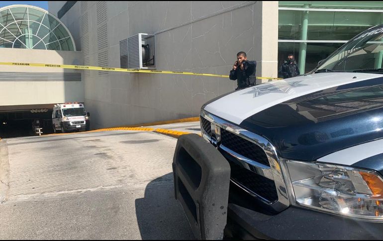 Las víctimas son encontradas dentro de una camioneta Audi blanco, en el estacionamiento de un centro comercial. ESPECIAL
