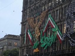 El águila juarista forma parte de los adornos e iluminación conmemorativos de las fiestas patrias colocados en el Zócalo de Ciudad de México. SUN/ARCHIVO