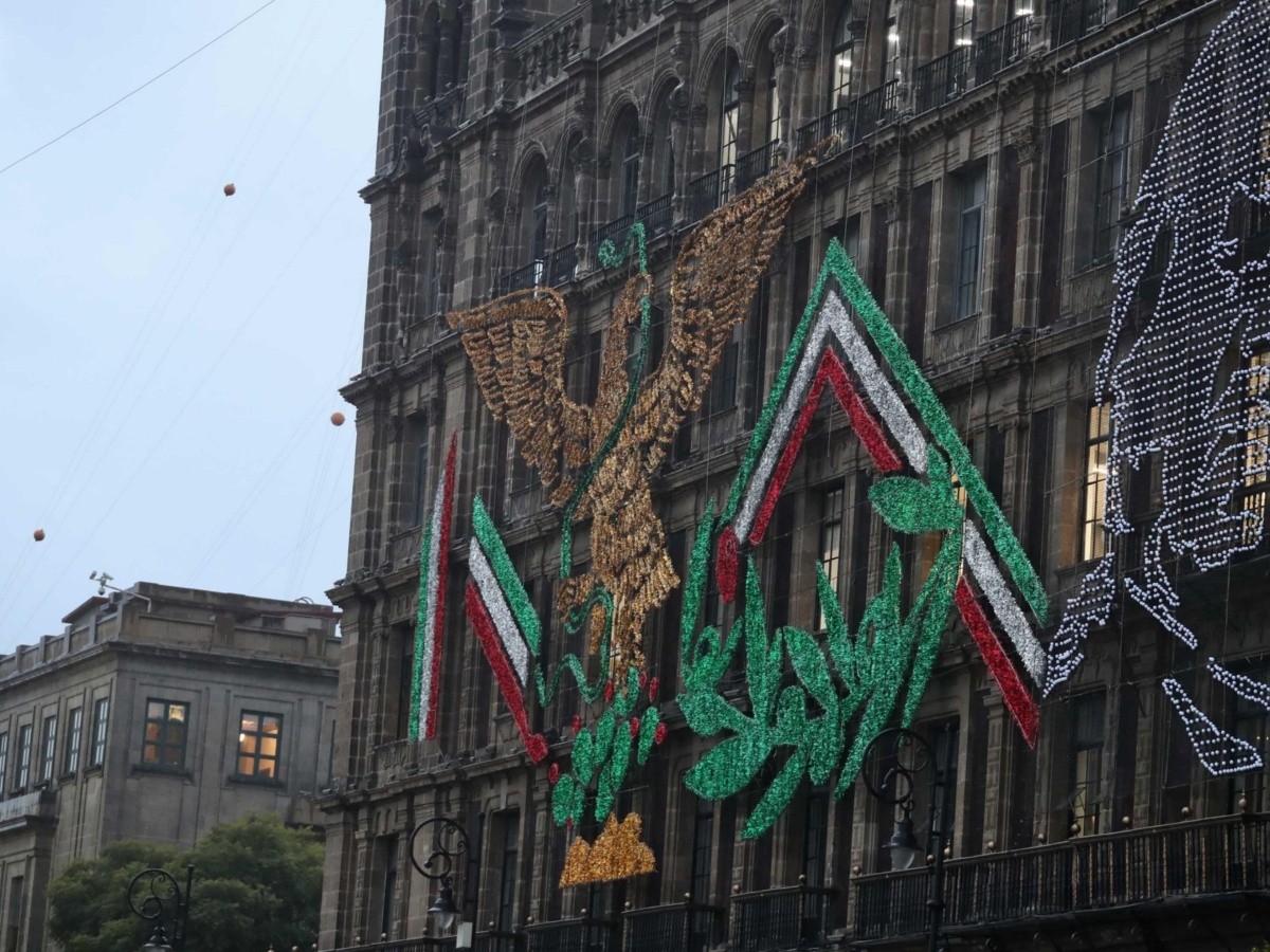 Aguila En Adornos Del Zocalo Desata Polemica El Informador