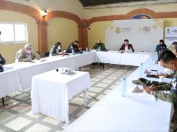 El gobernador Cuitláhuac García Jiménez durante una reunión con la Coordinación Estatal para la Construcción de la Paz. TWITTER/@CuitlahuacGJ