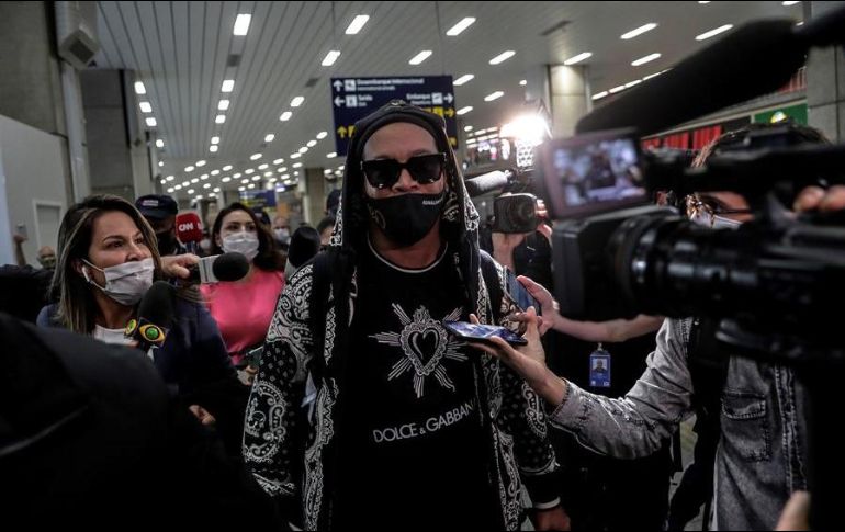 Ronaldinho Gaúcho y su hermano y empresario, Roberto de Assis, desembarcaron este martes en Río de Janeiro tras haber permanecido detenidos en Paraguay casi seis meses. EFE/A. Lacerda
