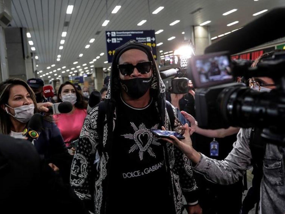  Ronaldinho llega a Río de Janeiro tras ser liberado en Paraguay