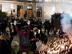 Manifestantes anoche frente a la Corte en Kenosha. AP/D. Goldman