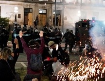 Manifestantes anoche frente a la Corte en Kenosha. AP/D. Goldman