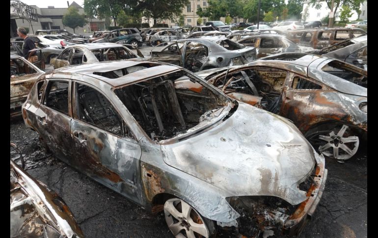 Daños en un lote de vehículos luego de que resultara incendiado en las protestas de ayer en Kenosha, Wisconsin. AFP/S. Olson