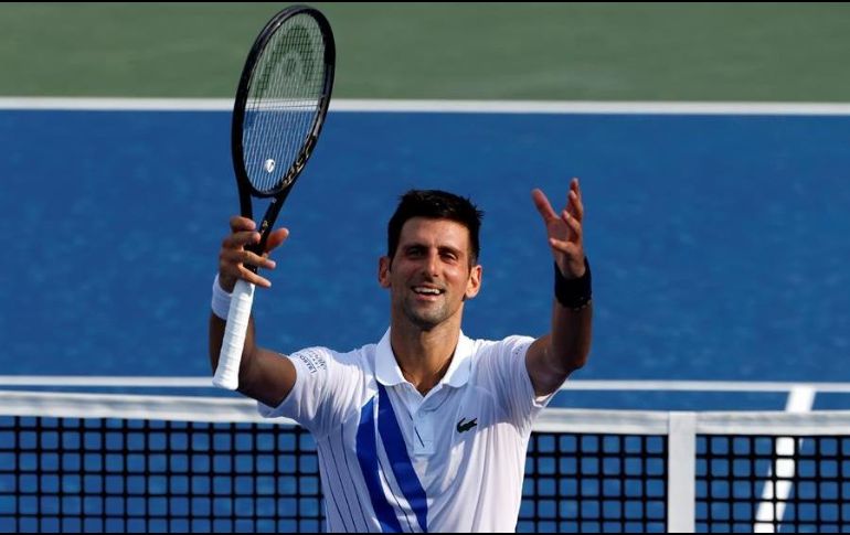 El tenista serbio Novak Djokovic celebra tras derrotar a Tennys Sandgren en el Abierto de Cincinnati. EFE/J. Szenes