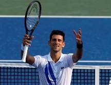 El tenista serbio Novak Djokovic celebra tras derrotar a Tennys Sandgren en el Abierto de Cincinnati. EFE/J. Szenes