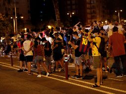 Aficionados culés se manifestaron a las afueras del Camp Nou con la intención de que Bartomeu y su directiva dimitan de inmediato. AFP