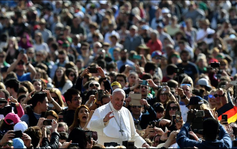 Francisco, que ama el contacto directo con las personas, solía estrechar decenas de manos y besar a los niños que asistían en la primera fila a las audiencias. AFP / ARCHIVO