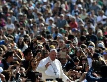 Francisco, que ama el contacto directo con las personas, solía estrechar decenas de manos y besar a los niños que asistían en la primera fila a las audiencias. AFP / ARCHIVO
