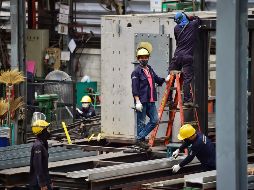 En las industriales el PIB disminuye 23.4%. AFP/ARCHIVO