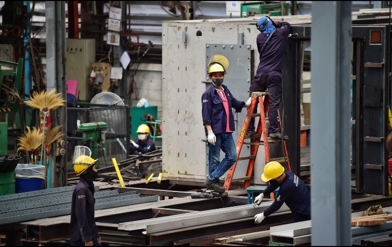En las industriales el PIB disminuye 23.4%. AFP/ARCHIVO