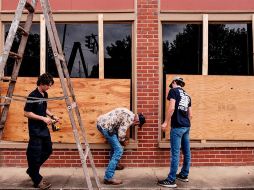 Ciudadanos estadounidenses protegen sus negocios para evitar daños ante el paso de 