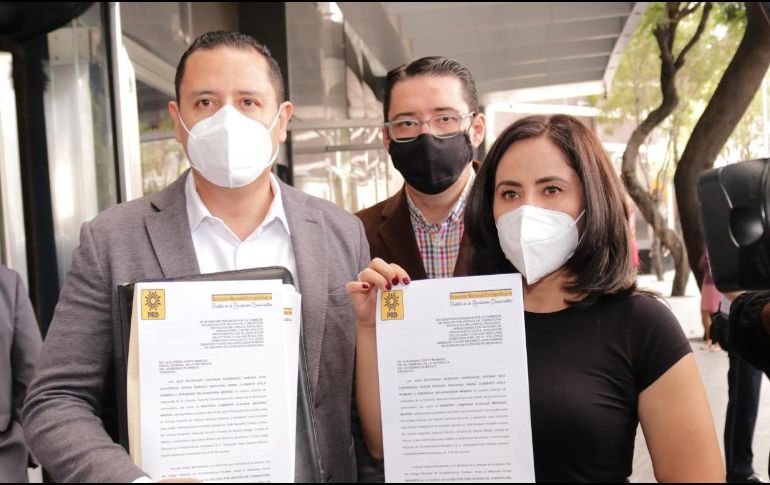 Angel Ávila y Karen Quiroga acudieron a presentar la denuncia. TWITTER@PRDMexico