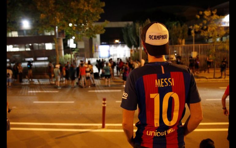 Desde que Messi dio a conocer su intención de dejar al equipo, se han desarrollado varias manifestaciones. EFE/A. García