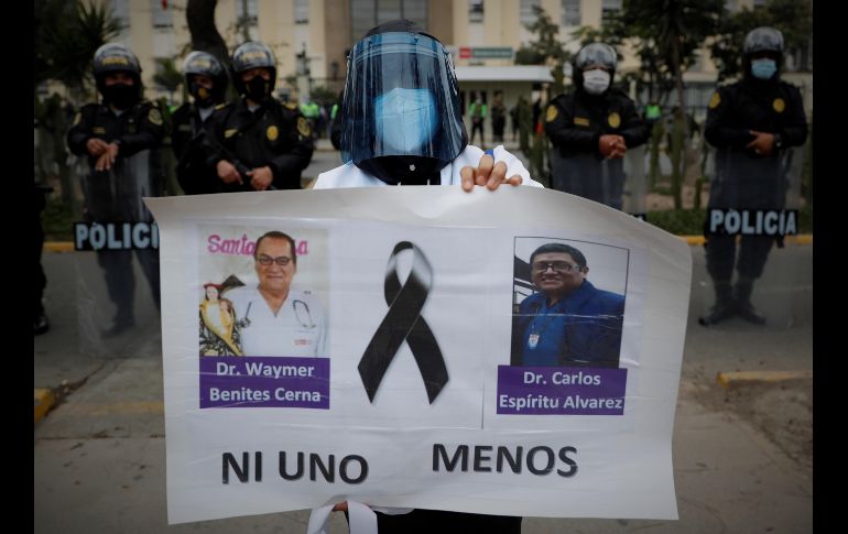 Personal del sector salud protesta hoy en Lima, en demanda de elevar el presupuesto asignado a su sector y mejorar las condiciones laborales y de seguridad ante la pandemia. EFE/P. Aguilar