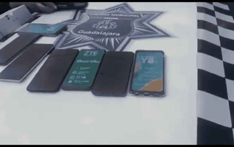 El sujeto portaba 21 teléfonos celulares de los cuales no pudo probar su propiedad; siete habían sido robados el domingo. ESPECIAL/Policía de Guadalajara