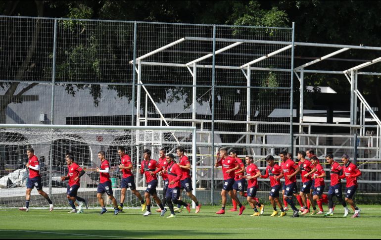 El técnico Víctor Manuel Vucetich expresó su deseo de que el comportamiento del equipo sea ejemplar de ahora en adelante. TWITTER/@Chivas