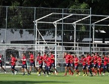 El técnico Víctor Manuel Vucetich expresó su deseo de que el comportamiento del equipo sea ejemplar de ahora en adelante. TWITTER/@Chivas