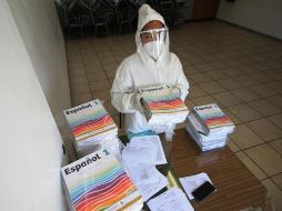 Piden a las familias cumplir los protocolos de distanciamiento social en este regreso a clases. EFE/L. Ramírez