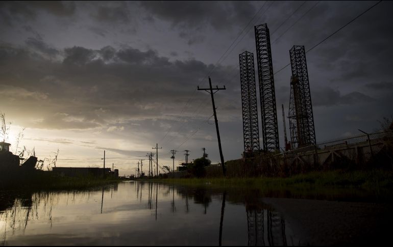 Con más de 290 mil viviendas y negocios sin electricidad en los dos estados, los constantes relámpagos eran la única fuente de luz para algunos. AFP / E. Thayer