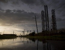 Con más de 290 mil viviendas y negocios sin electricidad en los dos estados, los constantes relámpagos eran la única fuente de luz para algunos. AFP / E. Thayer