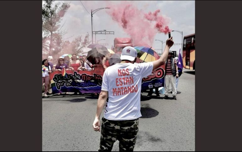 El cuerpo de Javier Eduardo estaba envuelto en una bandera de colores, símbolo de la comunidad LGBT, y junto al cadáver habría un mensaje de odio. TWITTER / @comiteixtacalco
