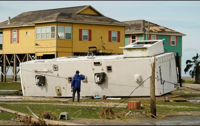 Un periodista toma fotos de los efectos del meteoro en la población Holly Beach. AP/E. Gay