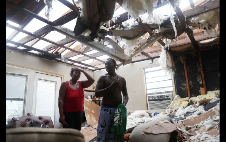 Latasha Myles y Howard Anderson se paran en la sala de su casa, donde ayer estaban cuando el techo salió volando en la madrugada, en Lake Charles, con la entrada de 