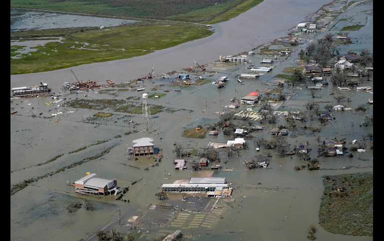 El fenómeno tocó tierra en Cameron en la madrugada como un potente huracán de categoría 4. Inundaciones en Cameron. AP/D. Phillip
