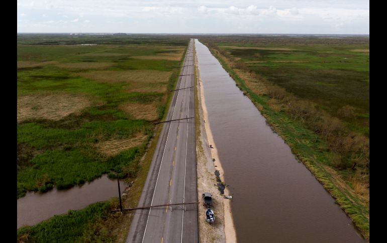 Luisiana sufre este jueves el azote del huracán, que arrancó techos, destrozó edificios y dejó zonas inundadas. Postes de luz tirados en Creole. AFP