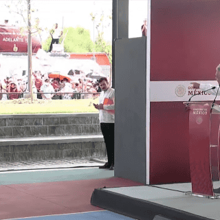 Por amontonamientos en Matamoros, AMLO hace discurso "exprés"