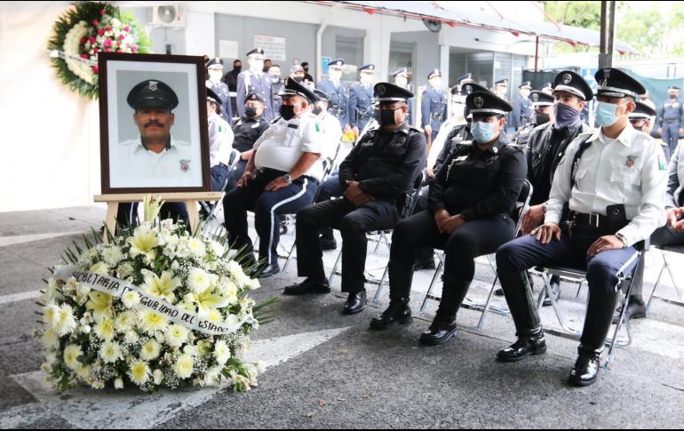Esta mañana compañeros de la Policía Vial rindieron un homenaje para despedir al oficial Luciano Pérez Hernández. ESPECIAL